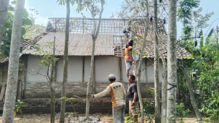 GOTONG ROYONG PERSIAPAN BEDAH RUMAH